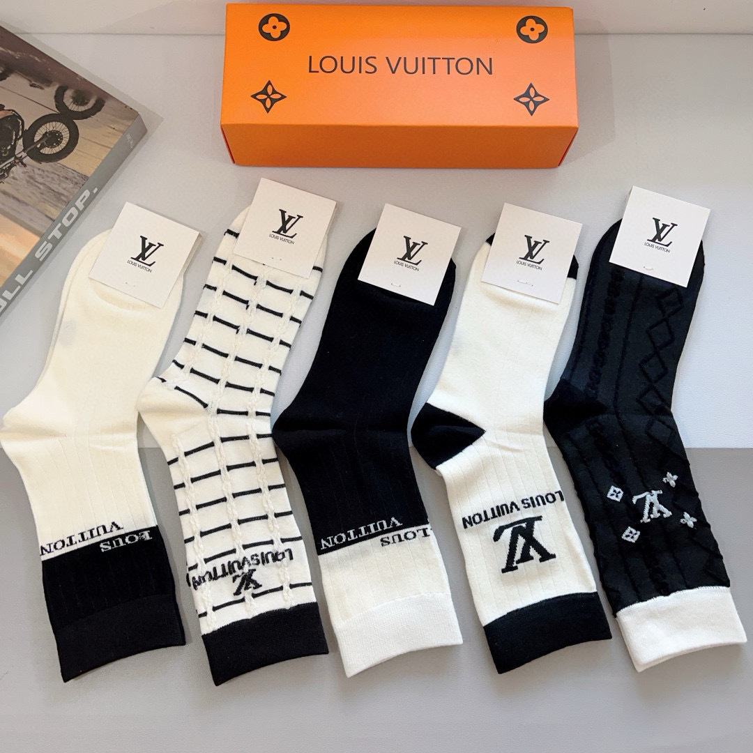 配包装（一盒5双）
 🌟 LV 路易威登 超火爆小单品，竹棉面料，潮人必备 爆款，经典字母logo中筒袜