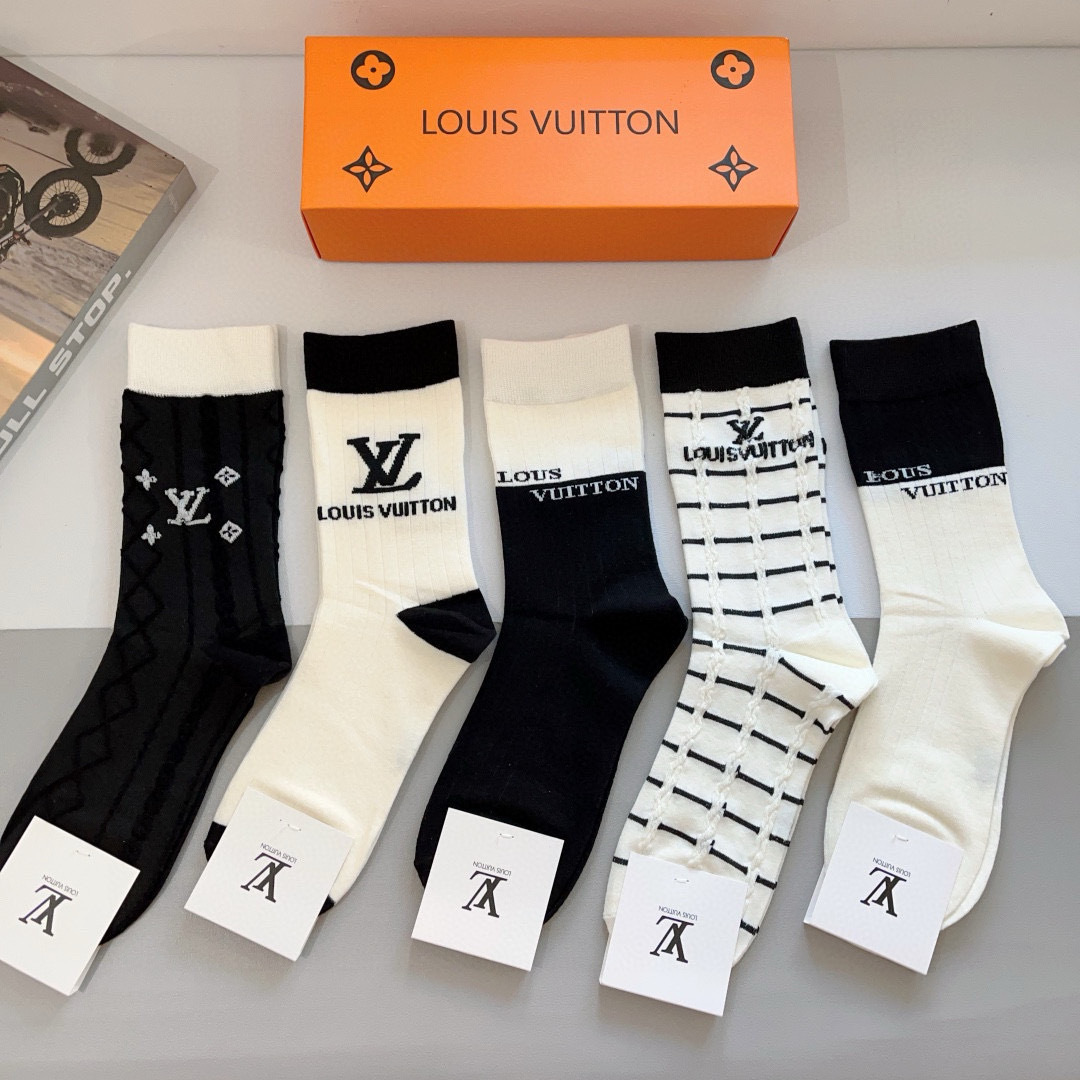 配包装（一盒5双）
 🌟 LV 路易威登 超火爆小单品，竹棉面料，潮人必备 爆款，经典字母logo中筒袜