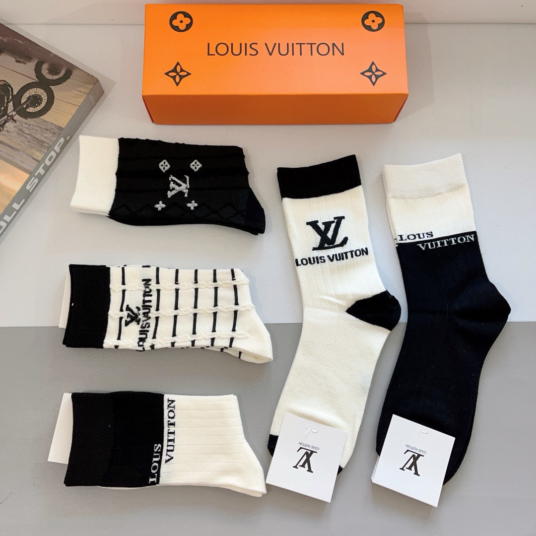配包装（一盒5双）
 🌟 LV 路易威登 超火爆小单品，竹棉面料，潮人必备 爆款，经典字母logo中筒袜