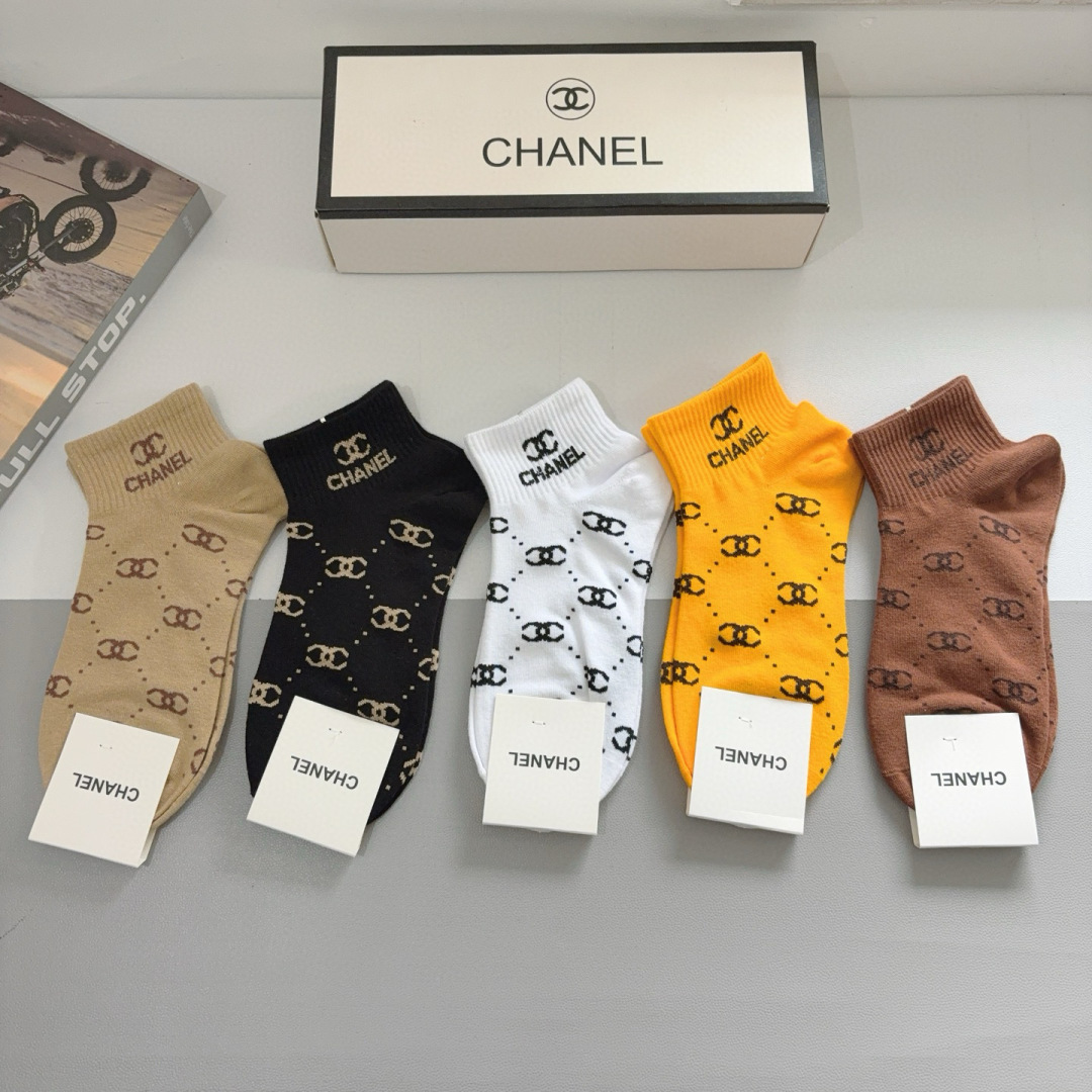 配包装（一盒5双）
CHANEL 香奈儿经典袜子❗️高版本纯棉材质柔软，秒杀市场普通货，经典的双C图案l