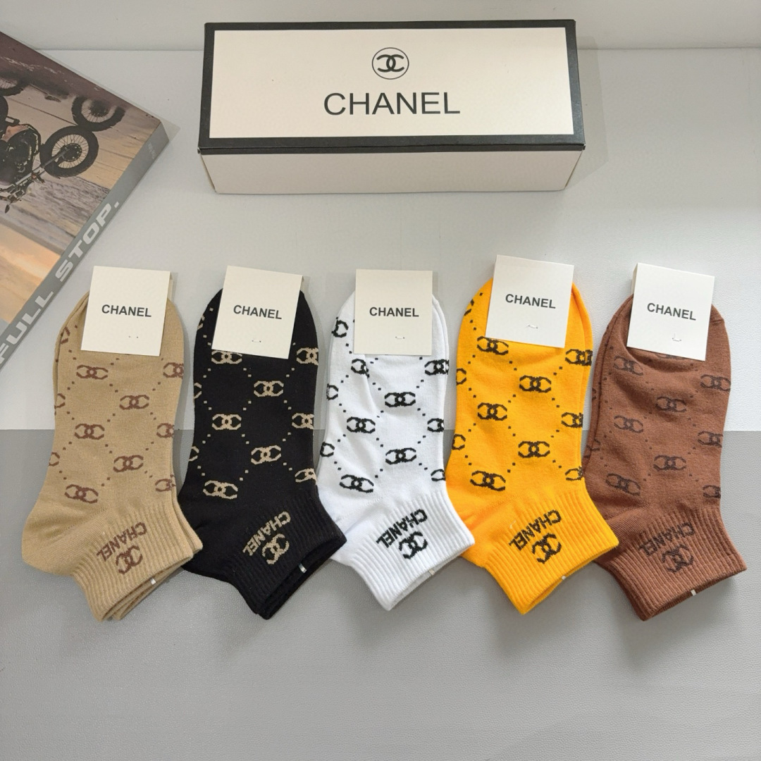 配包装（一盒5双）
CHANEL 香奈儿经典袜子❗️高版本纯棉材质柔软，秒杀市场普通货，经典的双C图案l
