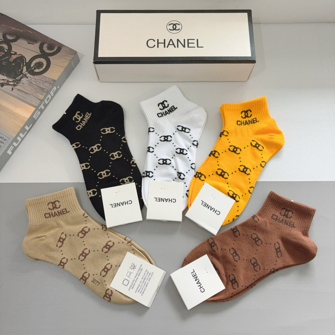 配包装（一盒5双）
CHANEL 香奈儿经典袜子❗️高版本纯棉材质柔软，秒杀市场普通货，经典的双C图案l
