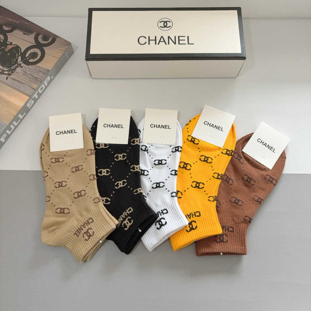 配包装（一盒5双）
CHANEL 香奈儿经典袜子❗️高版本纯棉材质柔软，秒杀市场普通货，经典的双C图案l