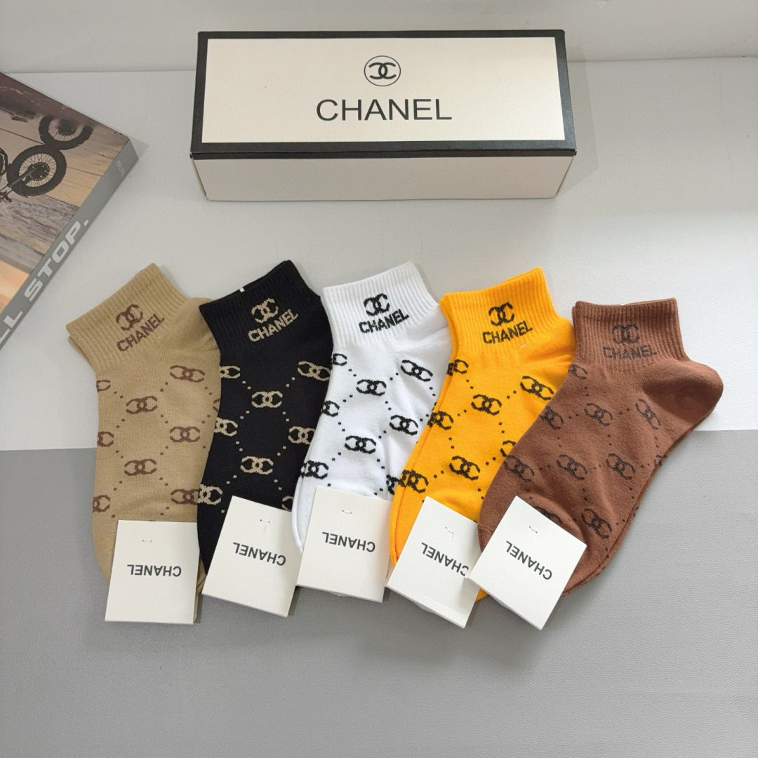配包装（一盒5双）
CHANEL 香奈儿经典袜子❗️高版本纯棉材质柔软，秒杀市场普通货，经典的双C图案l
