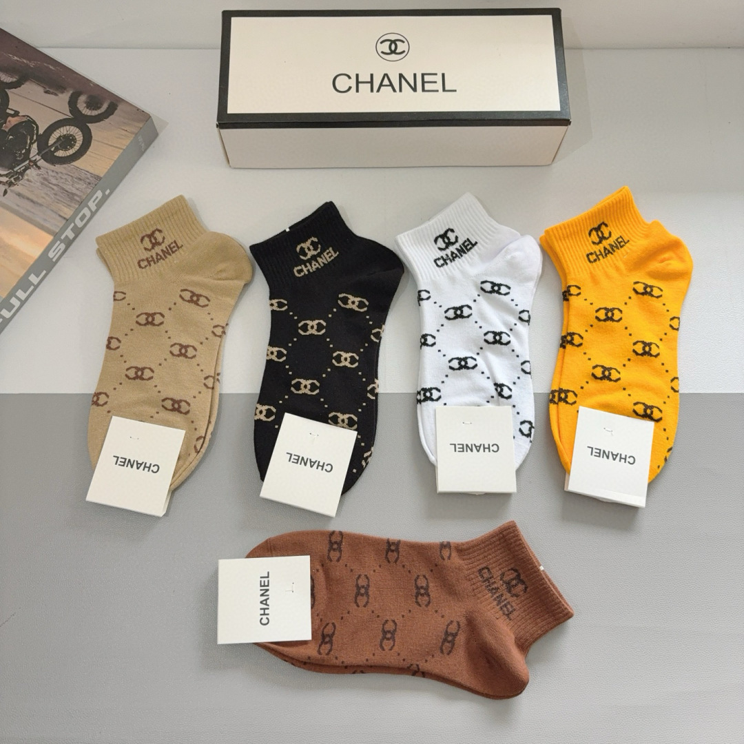 配包装（一盒5双）
CHANEL 香奈儿经典袜子❗️高版本纯棉材质柔软，秒杀市场普通货，经典的双C图案l