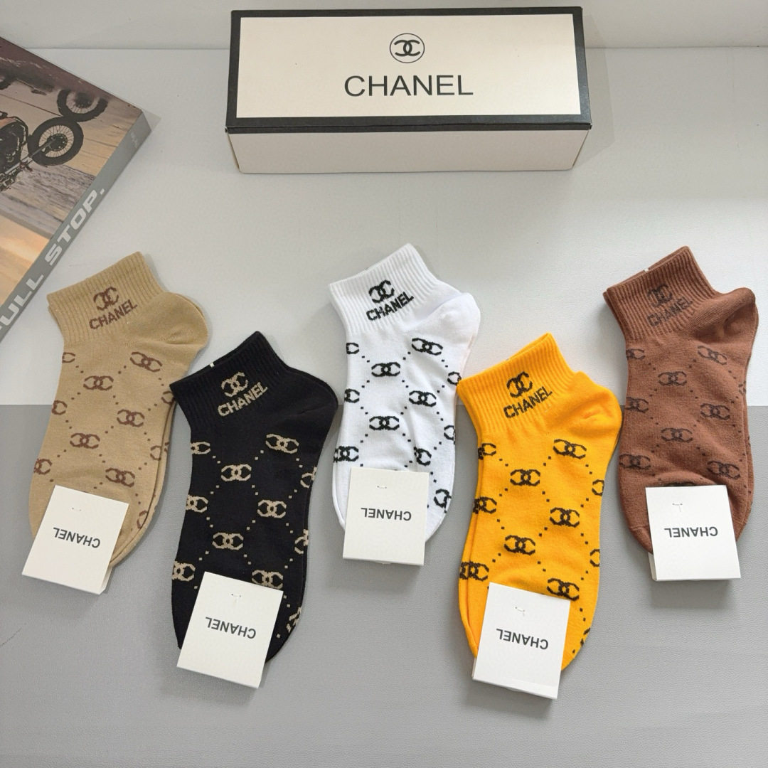 配包装（一盒5双）
CHANEL 香奈儿经典袜子❗️高版本纯棉材质柔软，秒杀市场普通货，经典的双C图案l