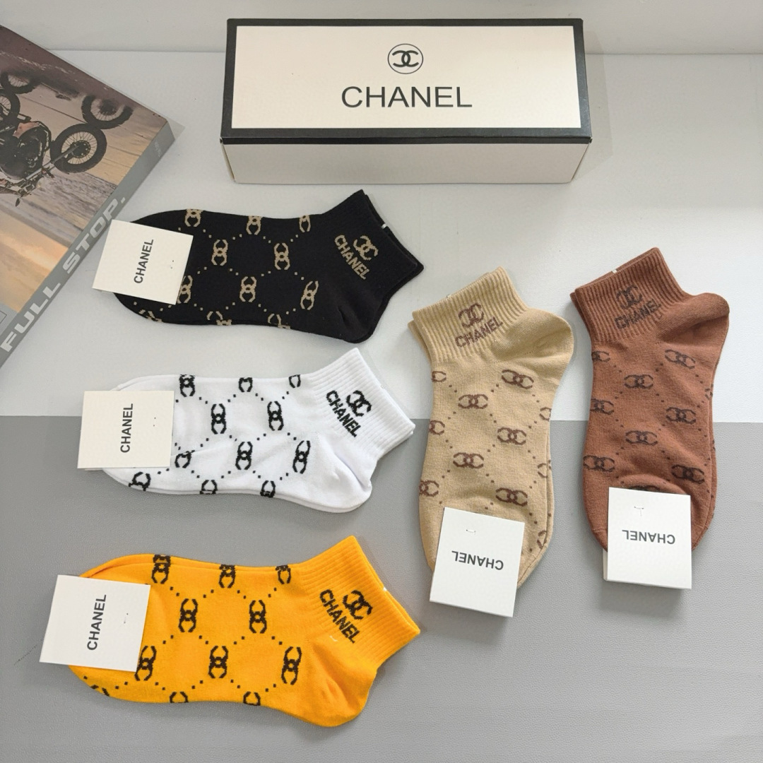 配包装（一盒5双）
CHANEL 香奈儿经典袜子❗️高版本纯棉材质柔软，秒杀市场普通货，经典的双C图案l