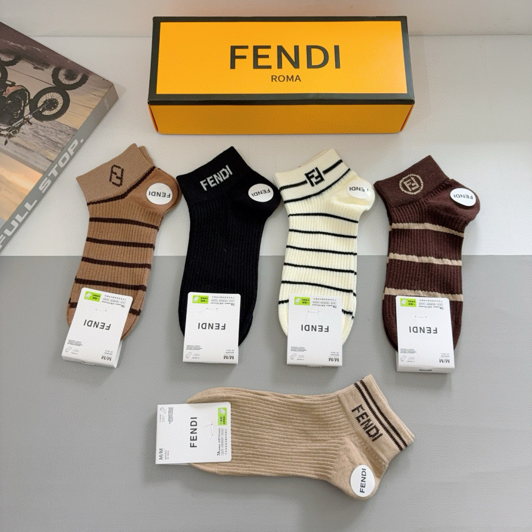 配包装（一盒5双）
FENDI  芬迪  字母双Ｆ爆款短筒袜子、纯棉面料， 专柜同款 💓实用好穿 柔软透