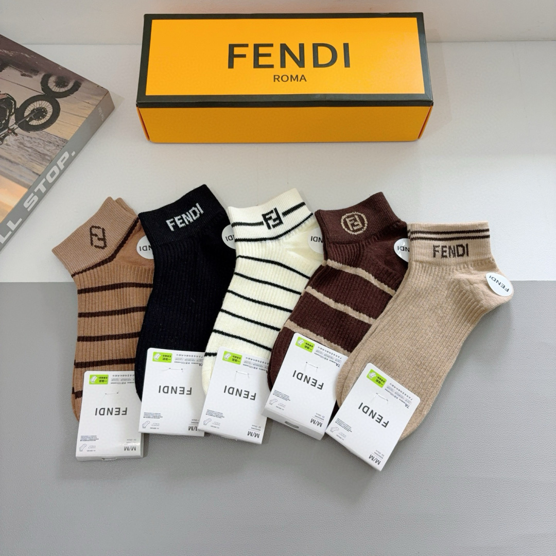 配包装（一盒5双）
FENDI  芬迪  字母双Ｆ爆款短筒袜子、纯棉面料， 专柜同款 💓实用好穿 柔软透