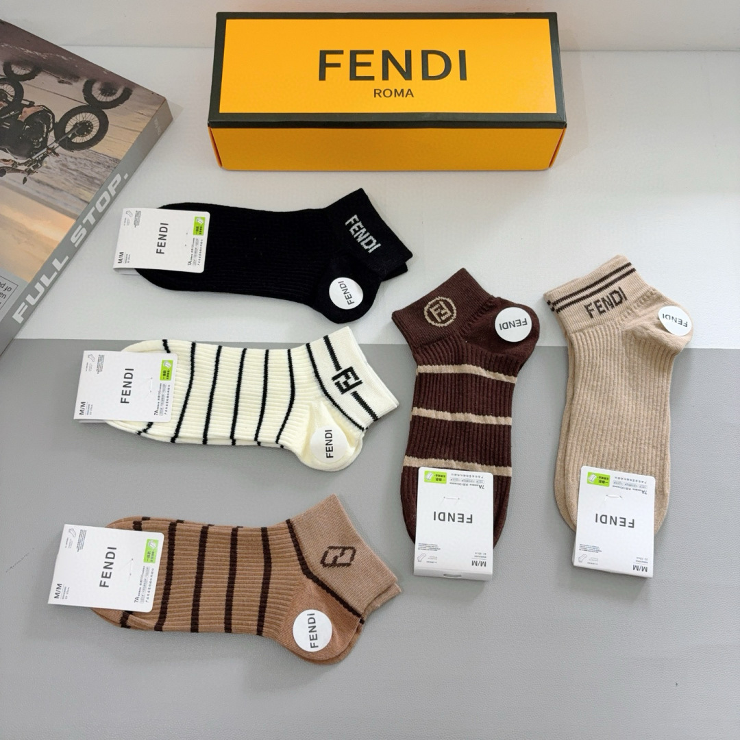 配包装（一盒5双）
FENDI  芬迪  字母双Ｆ爆款短筒袜子、纯棉面料， 专柜同款 💓实用好穿 柔软透