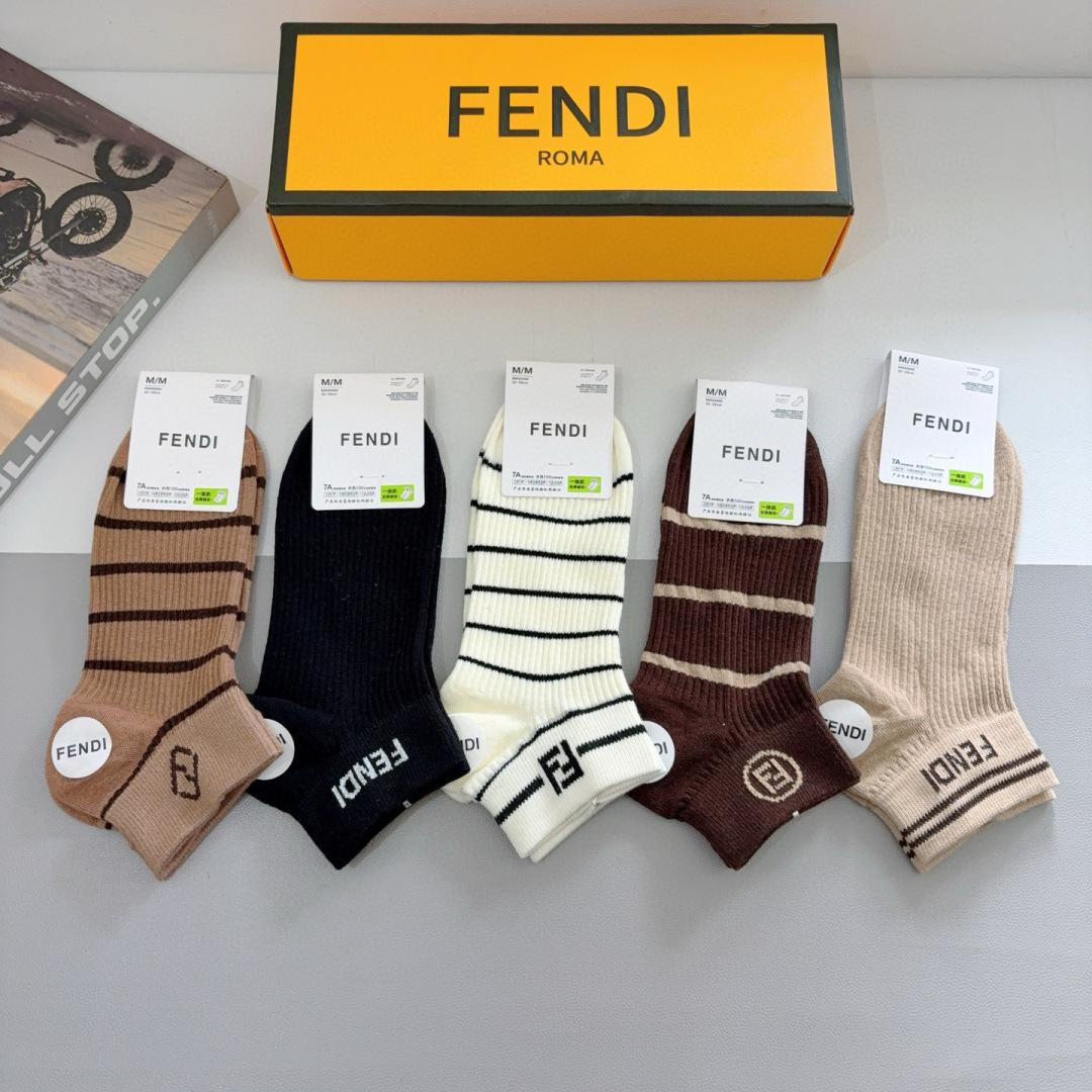 配包装（一盒5双）
FENDI  芬迪  字母双Ｆ爆款短筒袜子、纯棉面料， 专柜同款 💓实用好穿 柔软透