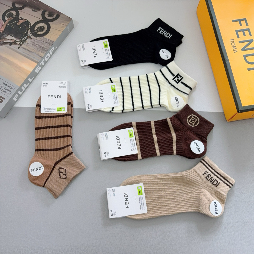 配包装（一盒5双）
FENDI  芬迪  字母双Ｆ爆款短筒袜子、纯棉面料， 专柜同款 💓实用好穿 柔软透