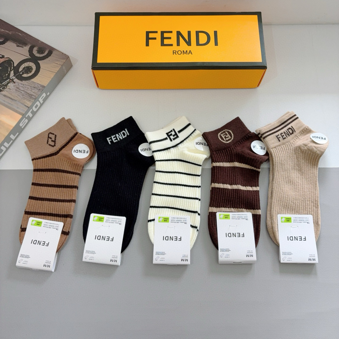 配包装（一盒5双）
FENDI  芬迪  字母双Ｆ爆款短筒袜子、纯棉面料， 专柜同款 💓实用好穿 柔软透