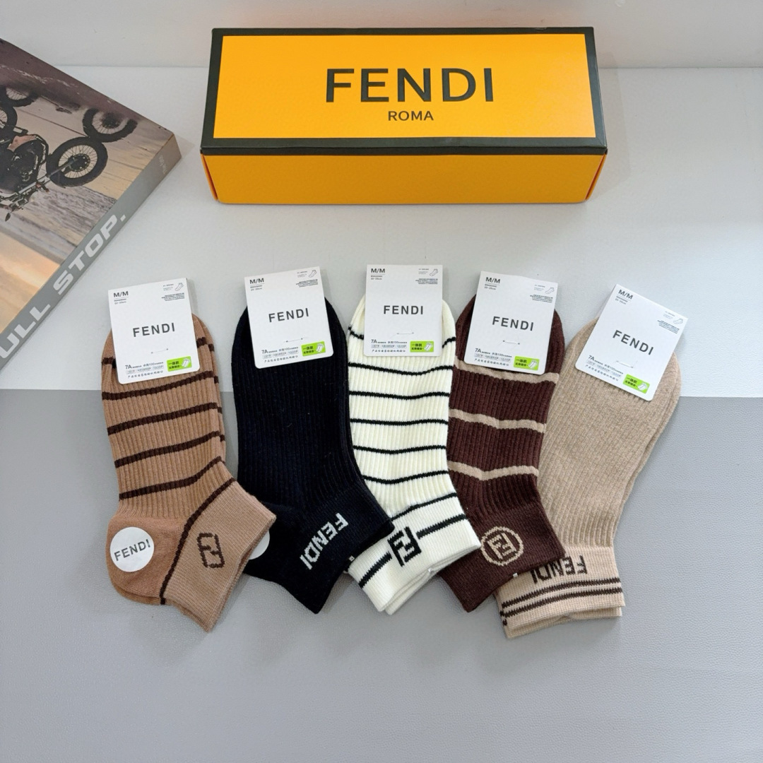 配包装（一盒5双）
FENDI  芬迪  字母双Ｆ爆款短筒袜子、纯棉面料， 专柜同款 💓实用好穿 柔软透