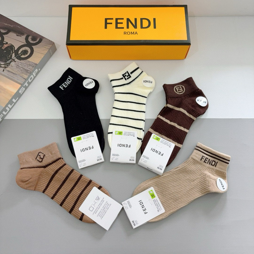 配包装（一盒5双）
FENDI  芬迪  字母双Ｆ爆款短筒袜子、纯棉面料， 专柜同款 💓实用好穿 柔软透
