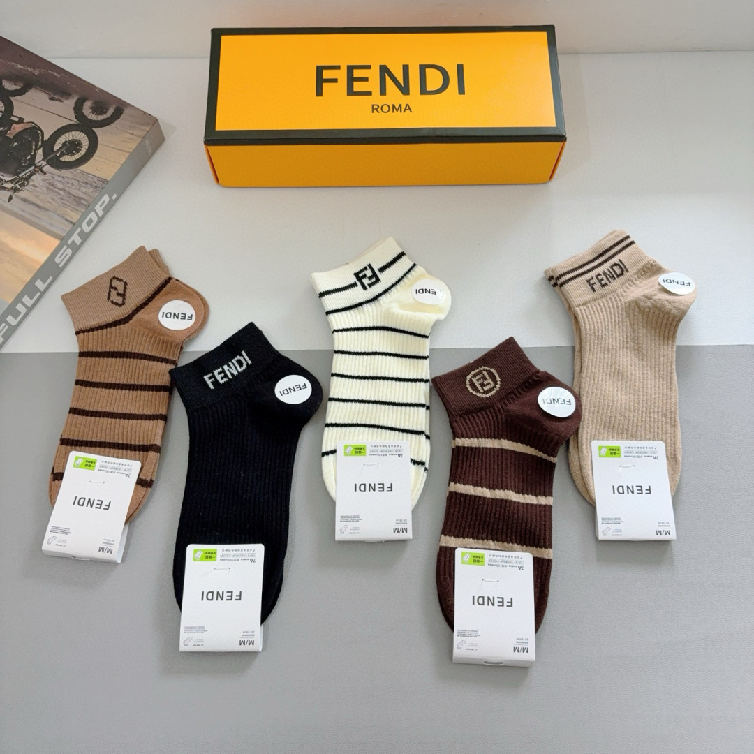 配包装（一盒5双）
FENDI  芬迪  字母双Ｆ爆款短筒袜子、纯棉面料， 专柜同款 💓实用好穿 柔软透