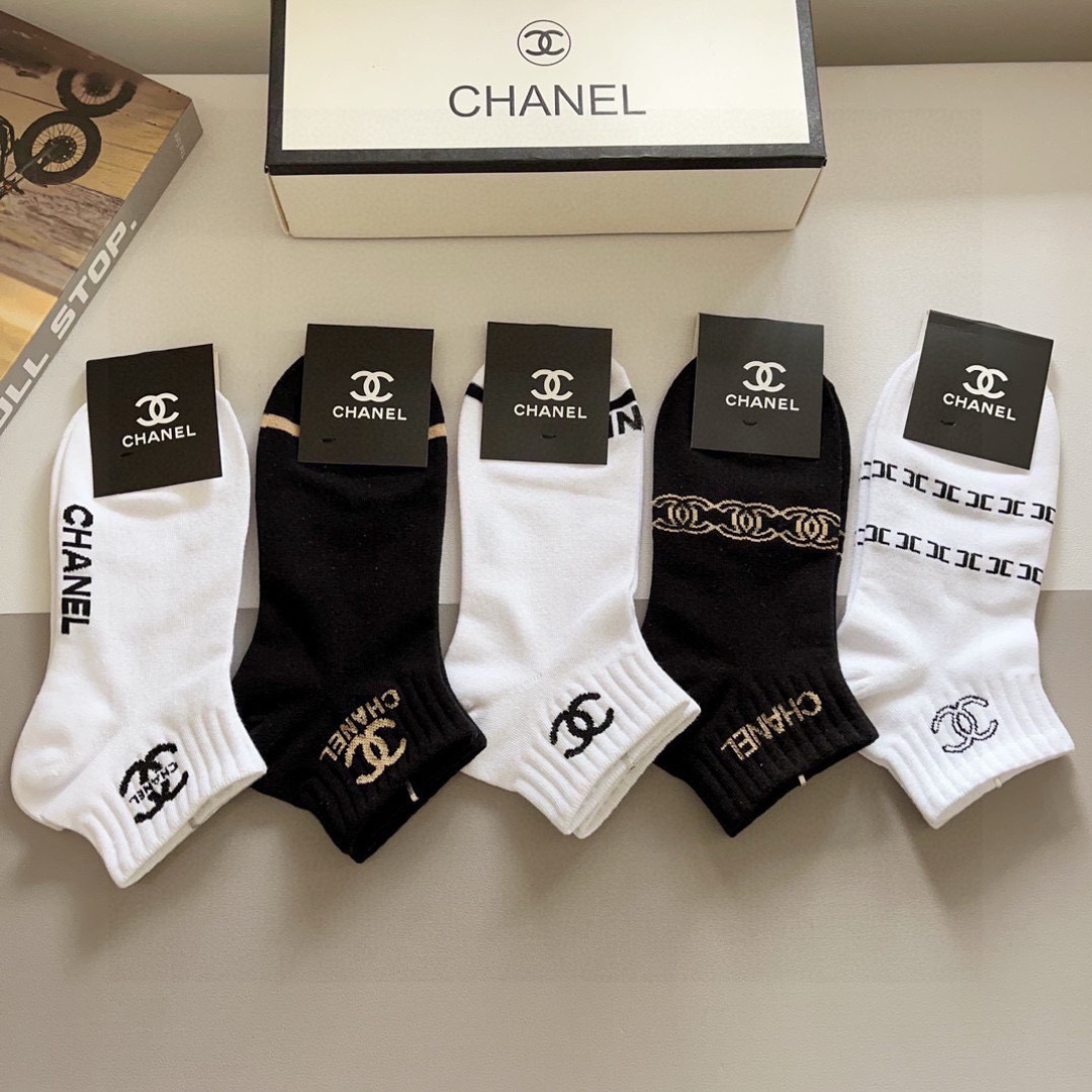 配包装（一盒5双）
CHANEL 香奈儿经典短款袜子❗️高版本纯棉材质柔软，秒杀市场普通货，经典的双C图