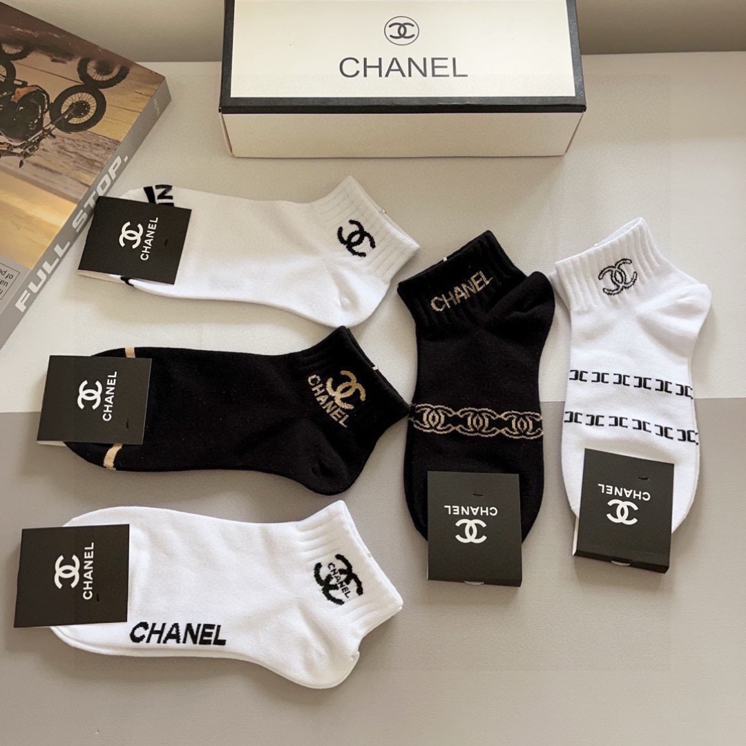 配包装（一盒5双）
CHANEL 香奈儿经典短款袜子❗️高版本纯棉材质柔软，秒杀市场普通货，经典的双C图