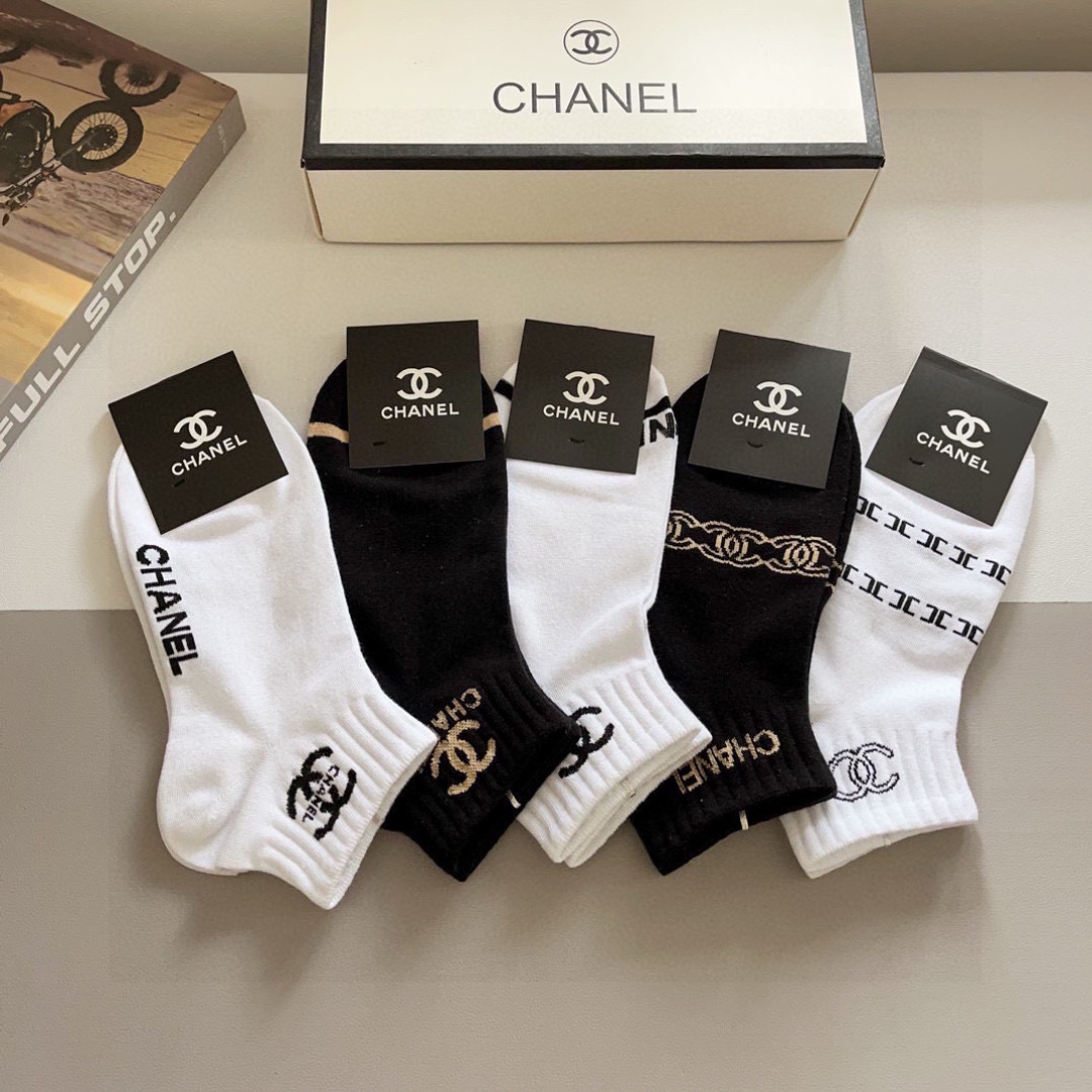 配包装（一盒5双）
CHANEL 香奈儿经典短款袜子❗️高版本纯棉材质柔软，秒杀市场普通货，经典的双C图