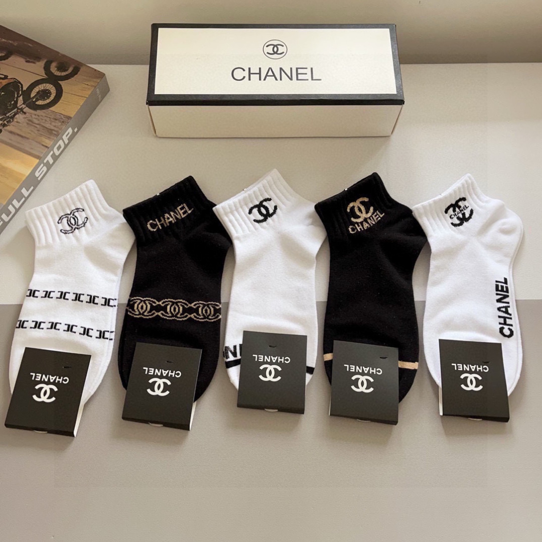 配包装（一盒5双）
CHANEL 香奈儿经典短款袜子❗️高版本纯棉材质柔软，秒杀市场普通货，经典的双C图