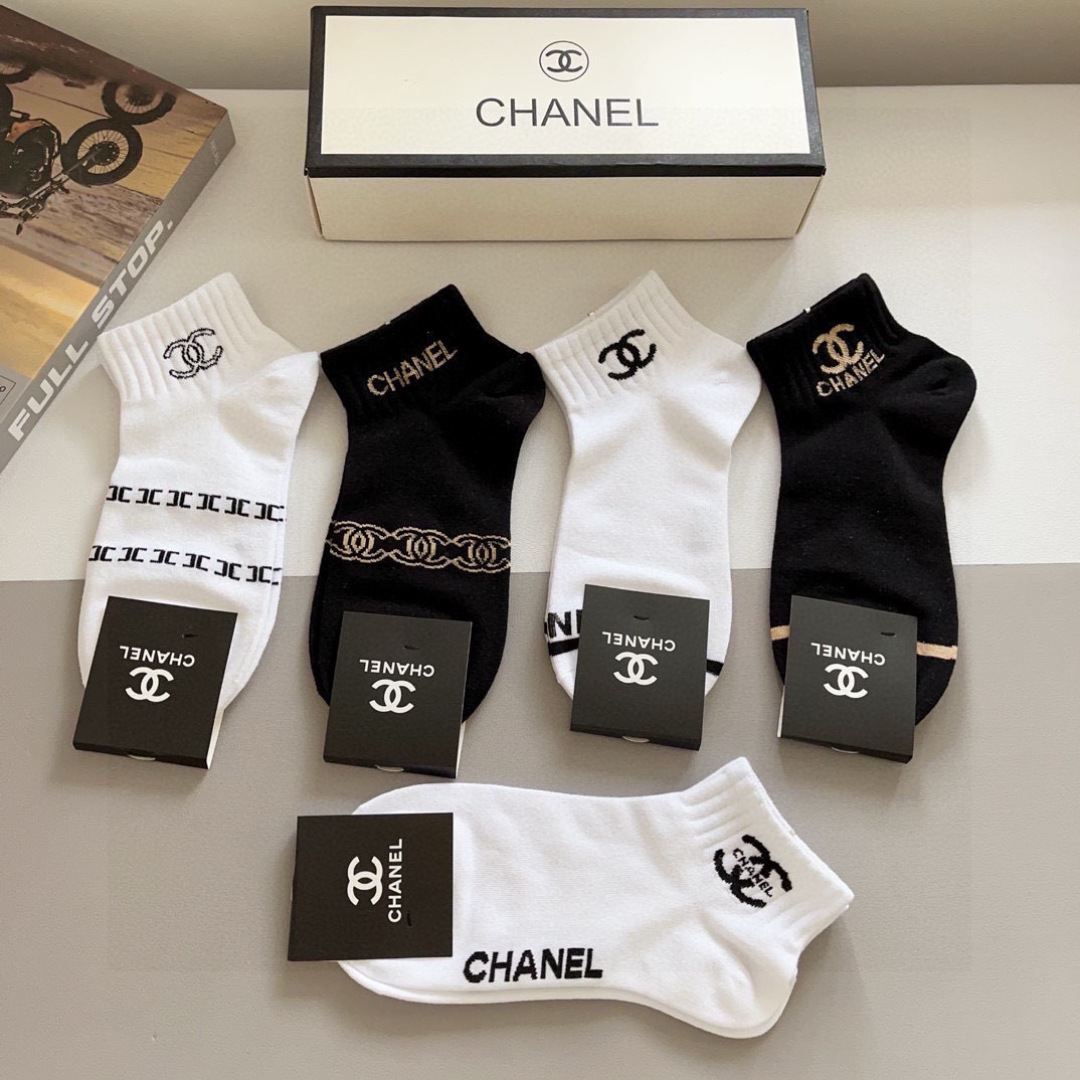 配包装（一盒5双）
CHANEL 香奈儿经典短款袜子❗️高版本纯棉材质柔软，秒杀市场普通货，经典的双C图