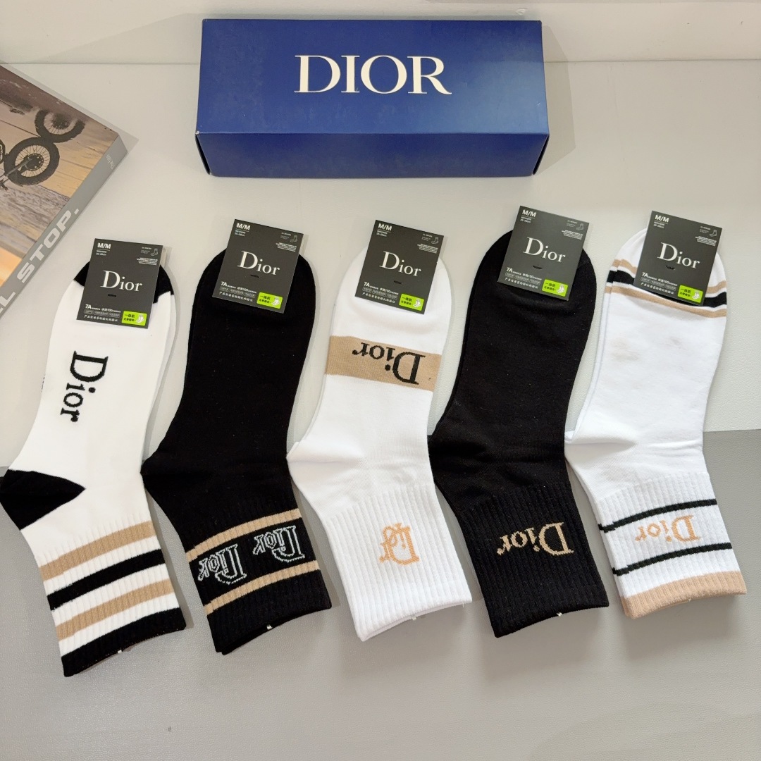 配包装（一盒5双） 
🌟 Dior （迪奥）新款纯棉中筒袜子，潮人必备经典款 个性时尚百搭款，！你值得拥
