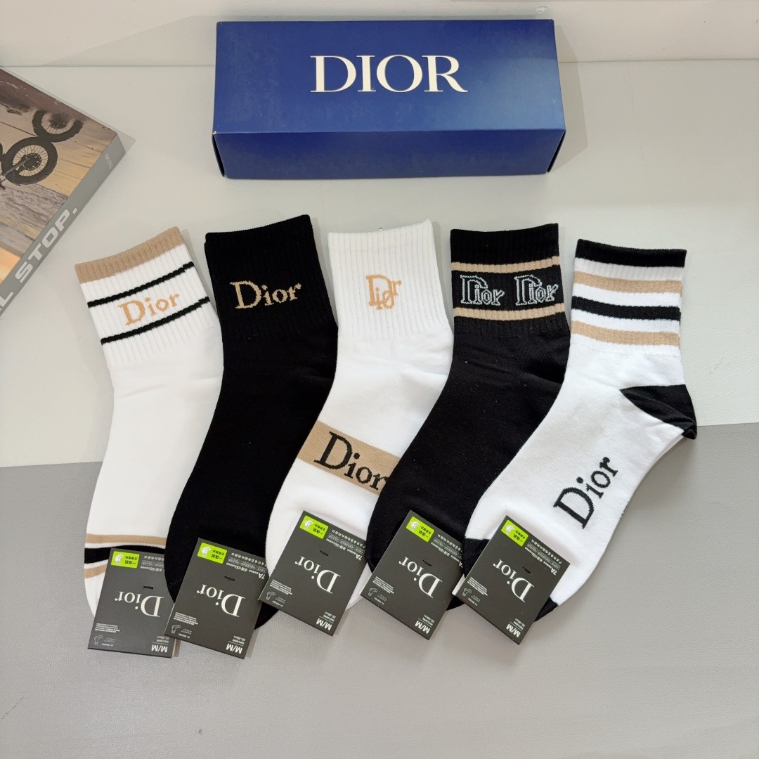 配包装（一盒5双） 
🌟 Dior （迪奥）新款纯棉中筒袜子，潮人必备经典款 个性时尚百搭款，！你值得拥