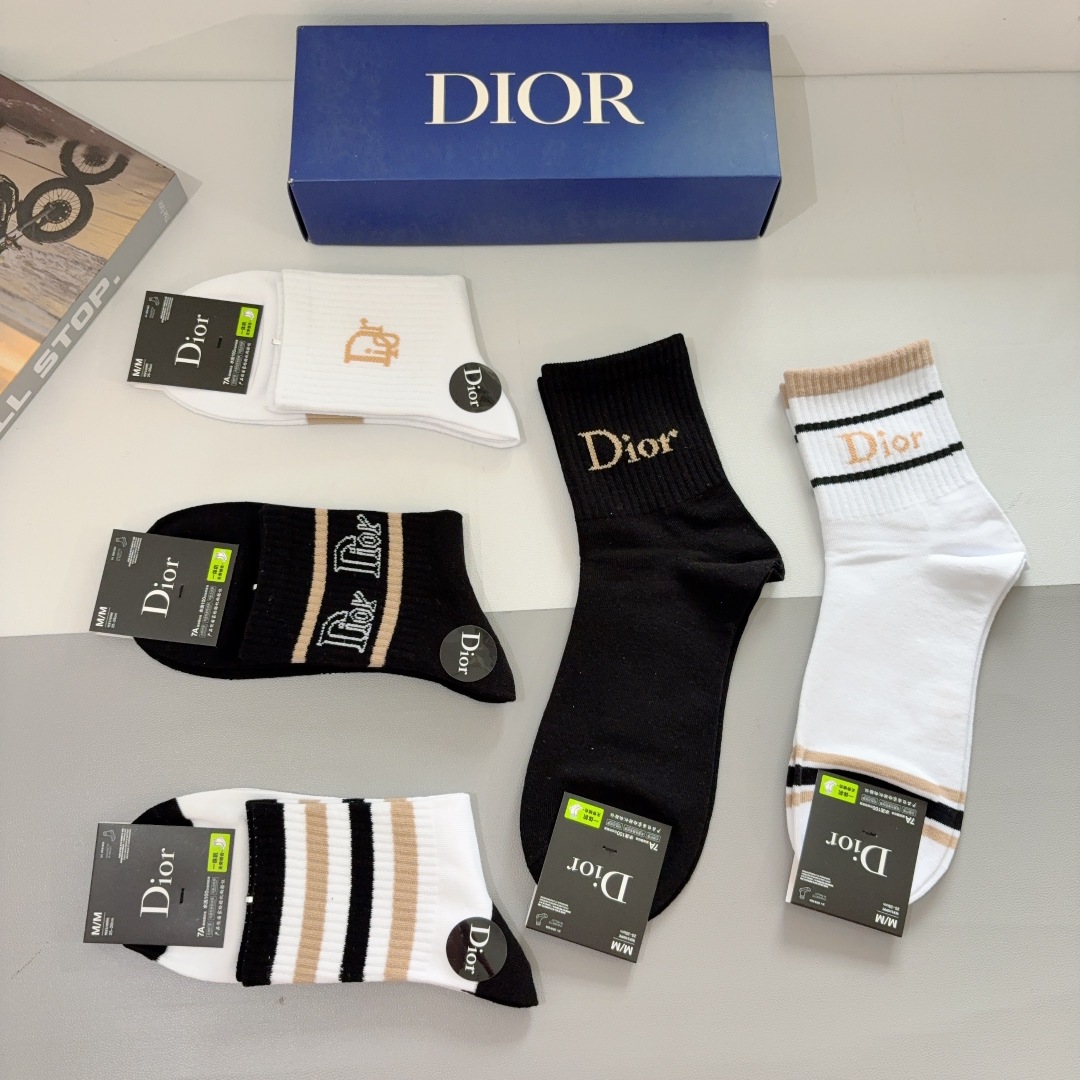 配包装（一盒5双） 
🌟 Dior （迪奥）新款纯棉中筒袜子，潮人必备经典款 个性时尚百搭款，！你值得拥