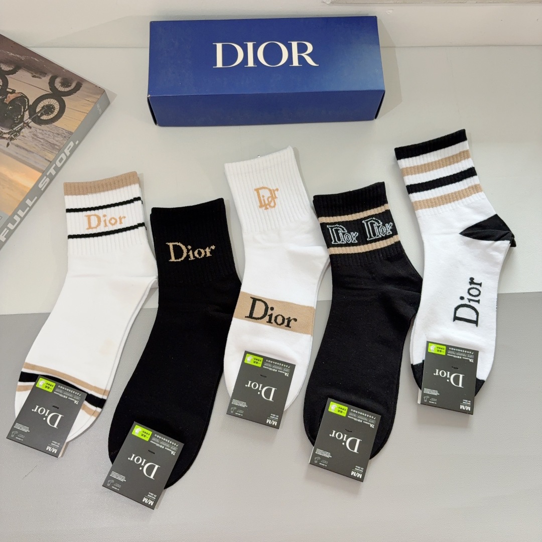 配包装（一盒5双） 
🌟 Dior （迪奥）新款纯棉中筒袜子，潮人必备经典款 个性时尚百搭款，！你值得拥