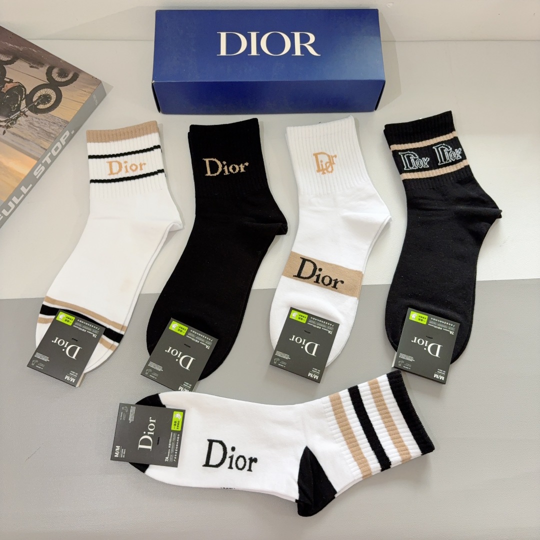 配包装（一盒5双） 
🌟 Dior （迪奥）新款纯棉中筒袜子，潮人必备经典款 个性时尚百搭款，！你值得拥