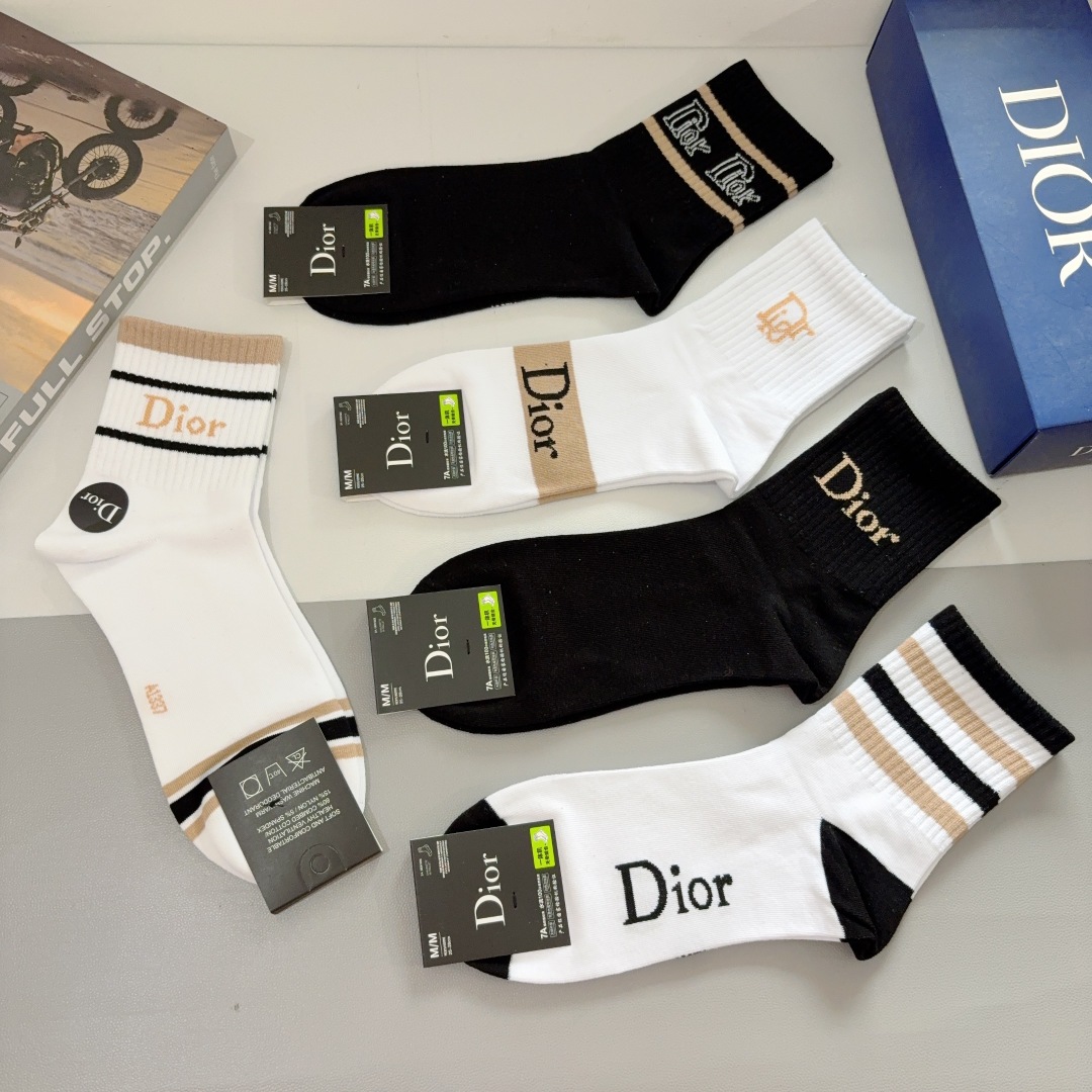 配包装（一盒5双） 
🌟 Dior （迪奥）新款纯棉中筒袜子，潮人必备经典款 个性时尚百搭款，！你值得拥