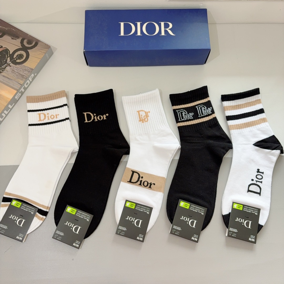 配包装（一盒5双） 
🌟 Dior （迪奥）新款纯棉中筒袜子，潮人必备经典款 个性时尚百搭款，！你值得拥