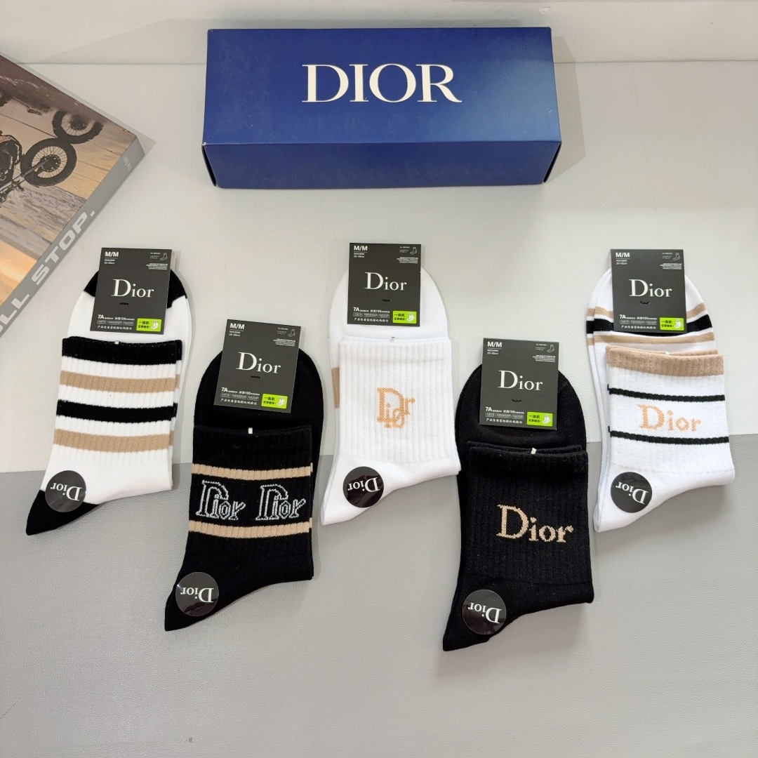 配包装（一盒5双） 
🌟 Dior （迪奥）新款纯棉中筒袜子，潮人必备经典款 个性时尚百搭款，！你值得拥