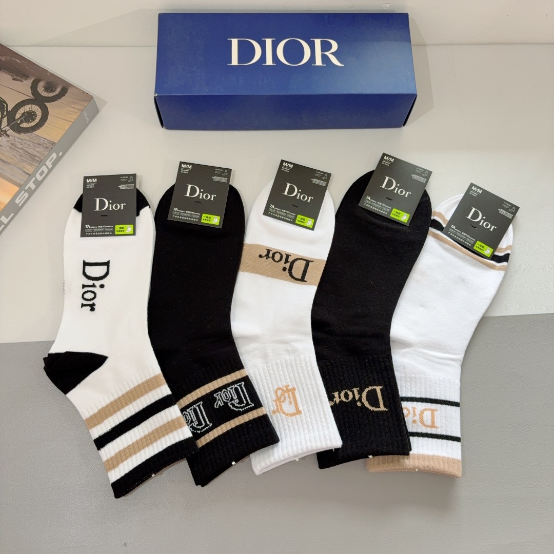 配包装（一盒5双） 
🌟 Dior （迪奥）新款纯棉中筒袜子，潮人必备经典款 个性时尚百搭款，！你值得拥