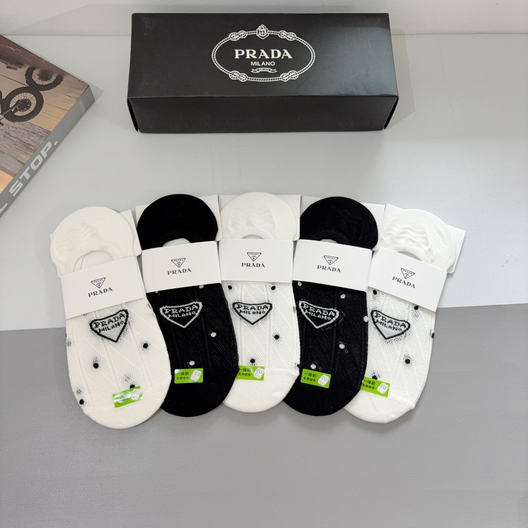 配包装（一盒5双） 
PRADA 普拉达 新款船袜 竹棉面料，经典三角标logo 个性时尚百搭款，你值得
