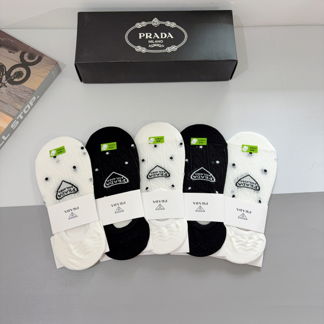 配包装（一盒5双） 
PRADA 普拉达 新款船袜 竹棉面料，经典三角标logo 个性时尚百搭款，你值得