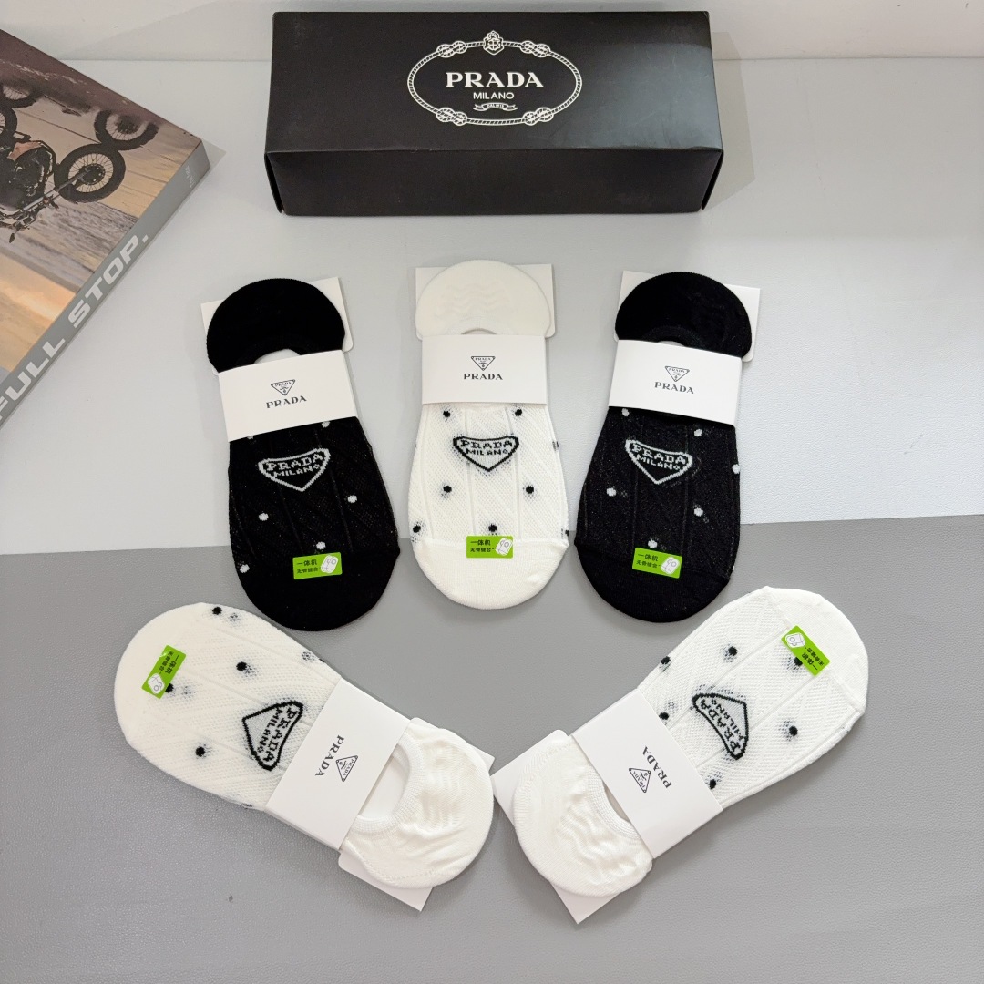配包装（一盒5双） 
PRADA 普拉达 新款船袜 竹棉面料，经典三角标logo 个性时尚百搭款，你值得