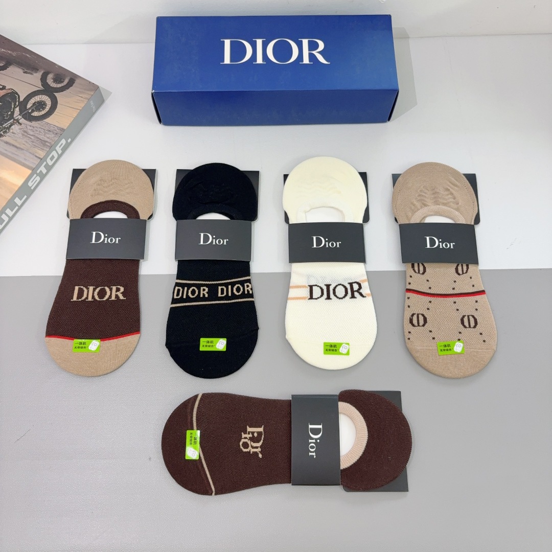 配包装（一盒5双） 
🌟 Dior （迪奥） 竹棉材质袜子 潮人必备爆款，经典字母logo船袜，个性时尚