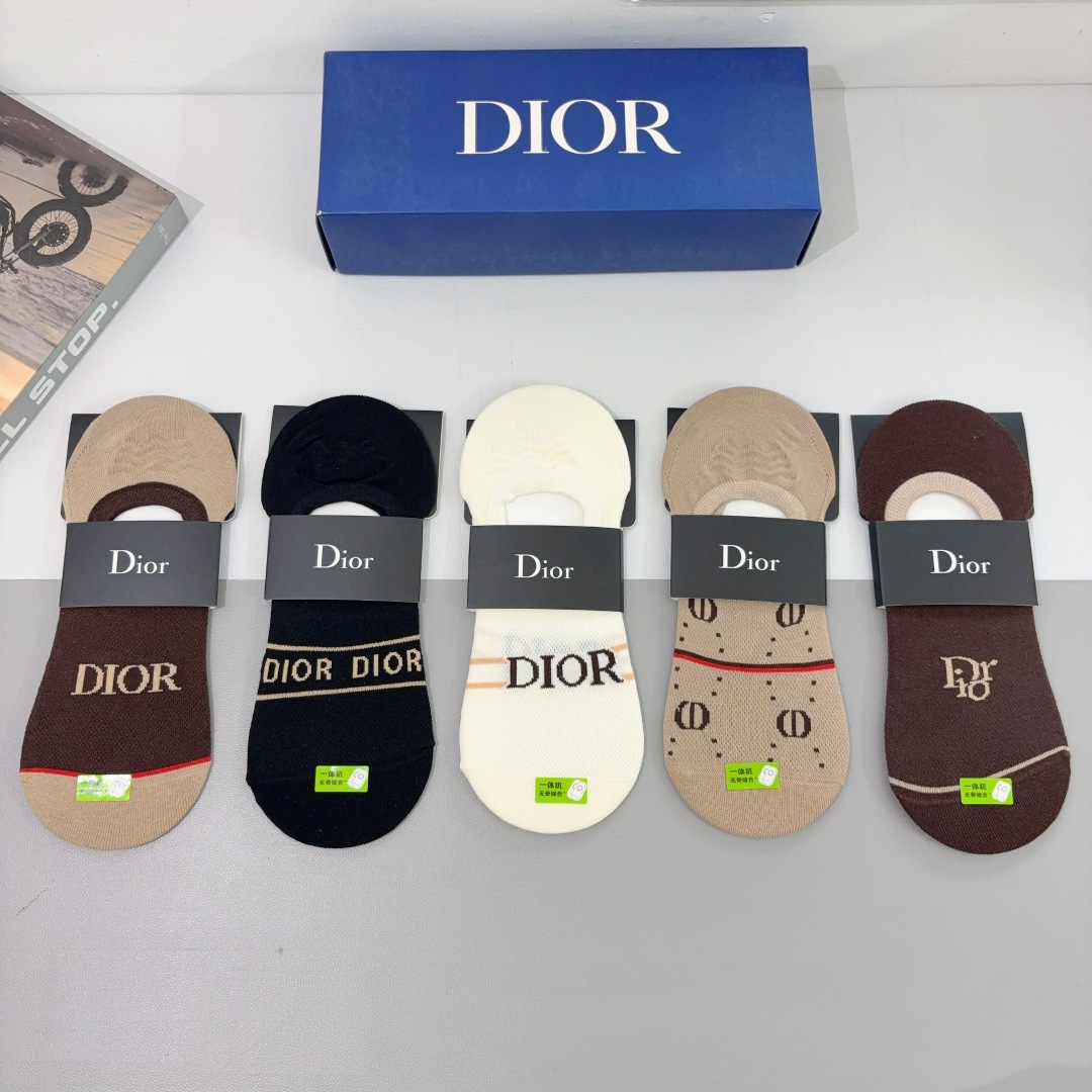 配包装（一盒5双） 
🌟 Dior （迪奥） 竹棉材质袜子 潮人必备爆款，经典字母logo船袜，个性时尚