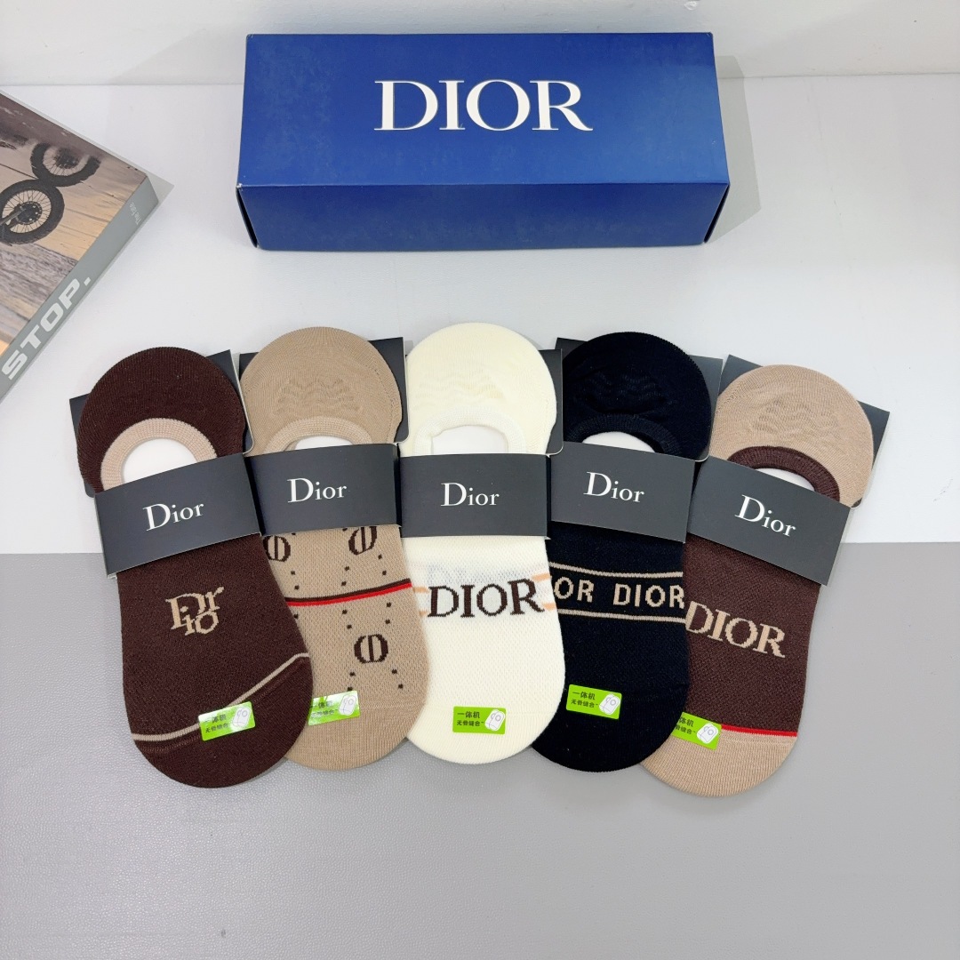 配包装（一盒5双） 
🌟 Dior （迪奥） 竹棉材质袜子 潮人必备爆款，经典字母logo船袜，个性时尚