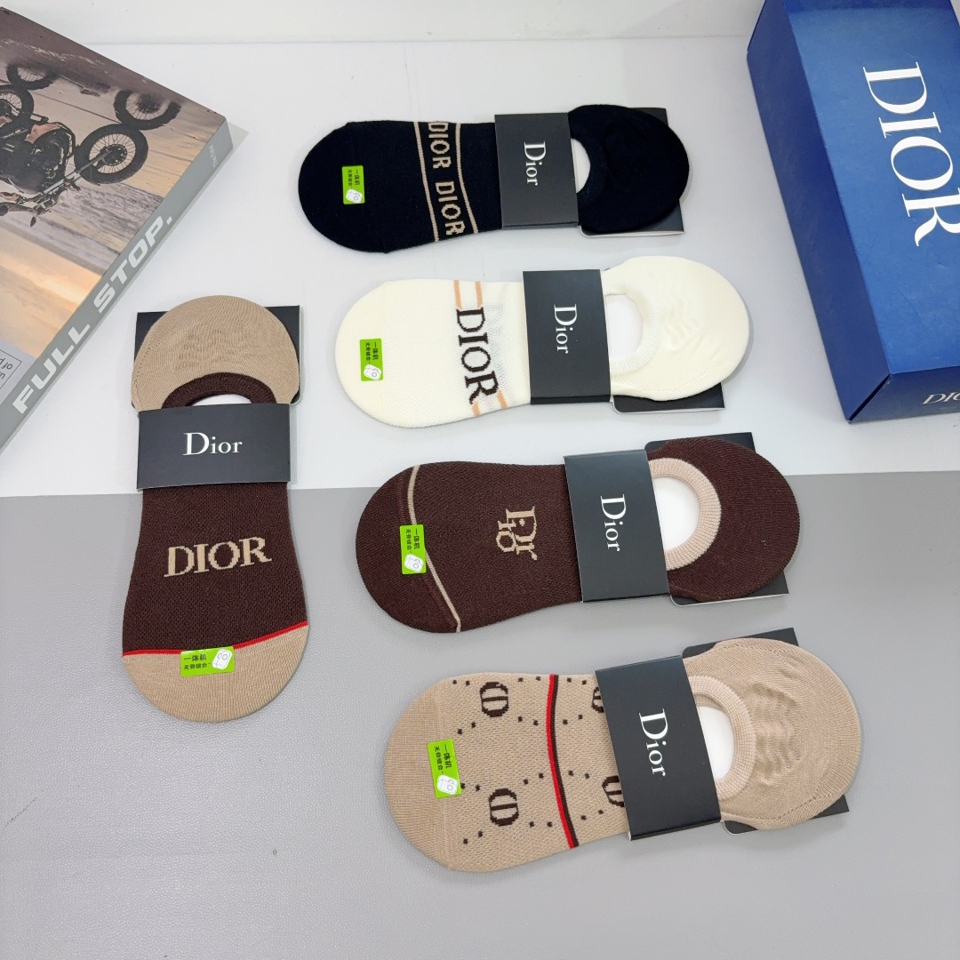 配包装（一盒5双） 
🌟 Dior （迪奥） 竹棉材质袜子 潮人必备爆款，经典字母logo船袜，个性时尚