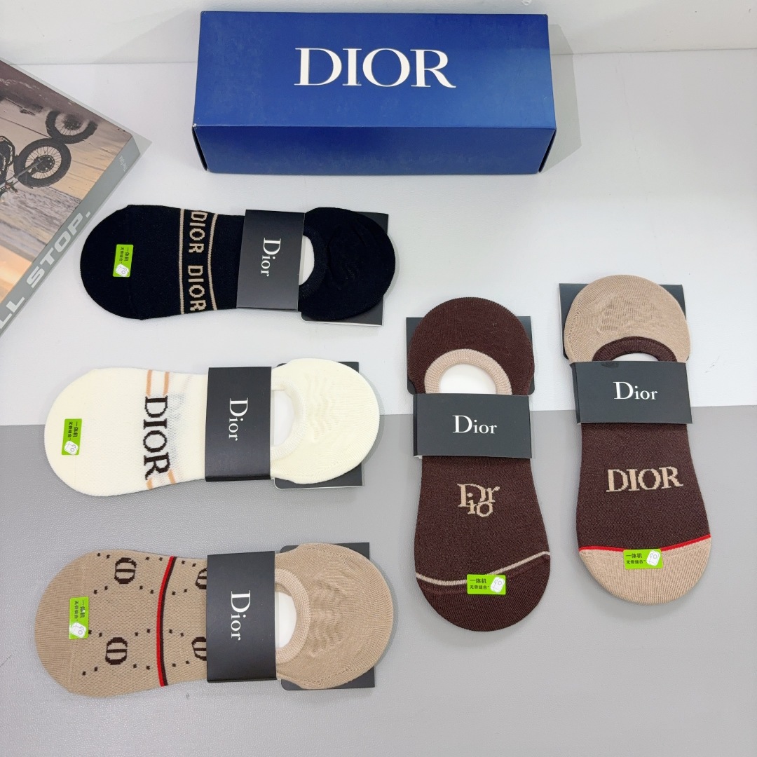 配包装（一盒5双） 
🌟 Dior （迪奥） 竹棉材质袜子 潮人必备爆款，经典字母logo船袜，个性时尚