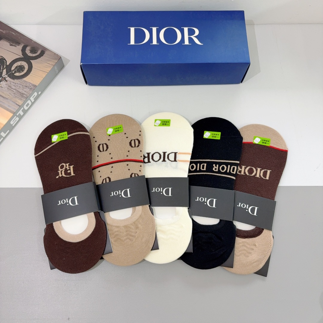 配包装（一盒5双） 
🌟 Dior （迪奥） 竹棉材质袜子 潮人必备爆款，经典字母logo船袜，个性时尚