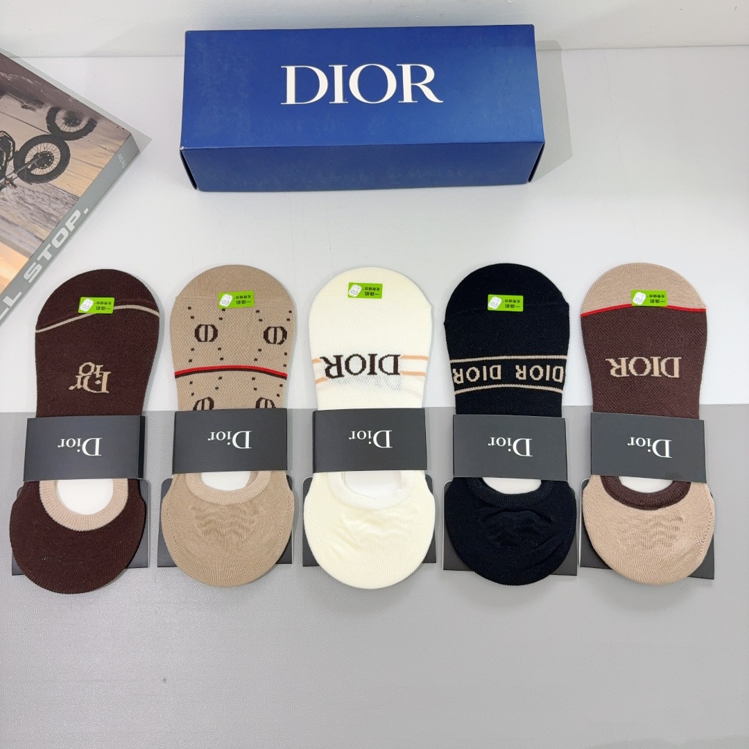 配包装（一盒5双） 
🌟 Dior （迪奥） 竹棉材质袜子 潮人必备爆款，经典字母logo船袜，个性时尚