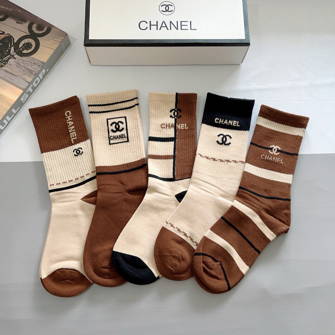 NO:299391,Packaging (one box of 5 pairs) CHANEL classic socks high-version pure cotton material soft stockings. Flash sale of ordinary goods in the market, classic double C pattern logo, counter synchronous socks, big brands on the street, a must-have for trendy people, super easy to match socks, stockings, socks, chanel, chanel, socks19860909配包装（一盒5双） CHANEL 香奈儿经典袜子高版本纯棉材质柔软长筒袜 秒杀市场普通货,经典的双C图案logo,专柜同步袜子大牌出街,潮人必备,超好搭袜子,丝袜,袜子,chanel,chanel,socks,accessory