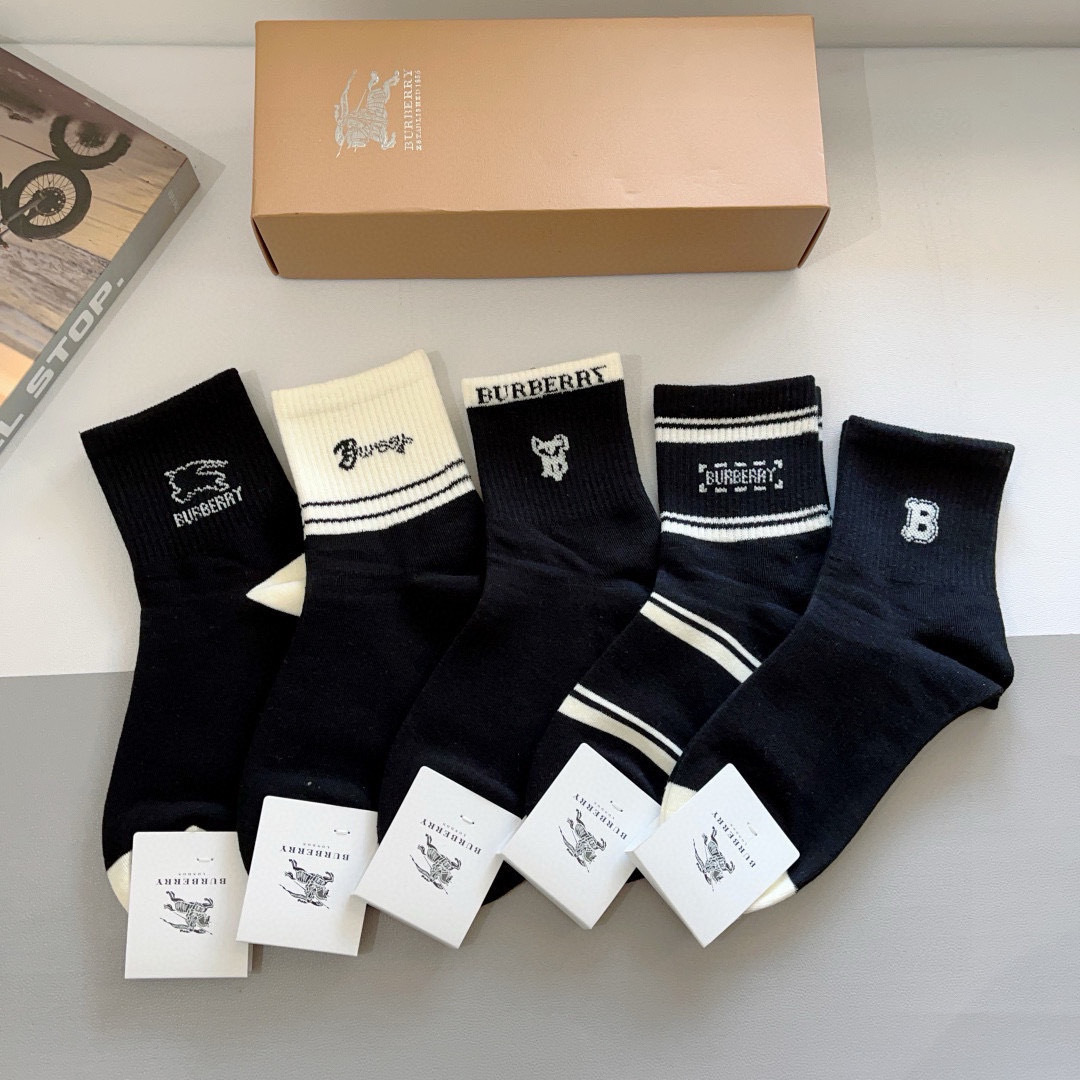 NO:299307,Packaging (one box of 5 pairs) BURBERRY Burberry's super popular small items, classic letter logo mid-tube stockings, personalized, fashionable and versatile style,!  You deserve combed cotton fabric, super soft material, comfortable and breathable socks, stockings, socks, burberry, burberry, socks19860909配包装（一盒5双）  BURBERRY 巴宝莉超火爆小单品,经典字母logo中筒袜,个性时尚百搭款,！你值得拥有哦精梳棉面料,超柔软材质,舒适透气袜子,丝袜,袜子,burberry,burberry,socks,accessory