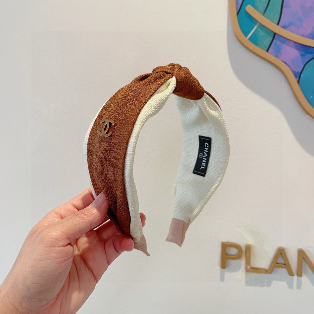 NO:301353,Packaging CHANEL (Chanel) latest small fragrance wide-edged headband, retro headband, popular internet celebrity products recommended. It is matched with high-end materials, super exquisite, fashionable and versatile. Hairpins, hairpins, chanel, chanel, hairpins19860909配包装 CHANEL（香奈儿）最新款小香宽边发箍,复古头箍,网红爆款推荐 搭配高端材质,超精致,时尚百搭.发夹,发夹,chanel,chanel,hairpins,accessory