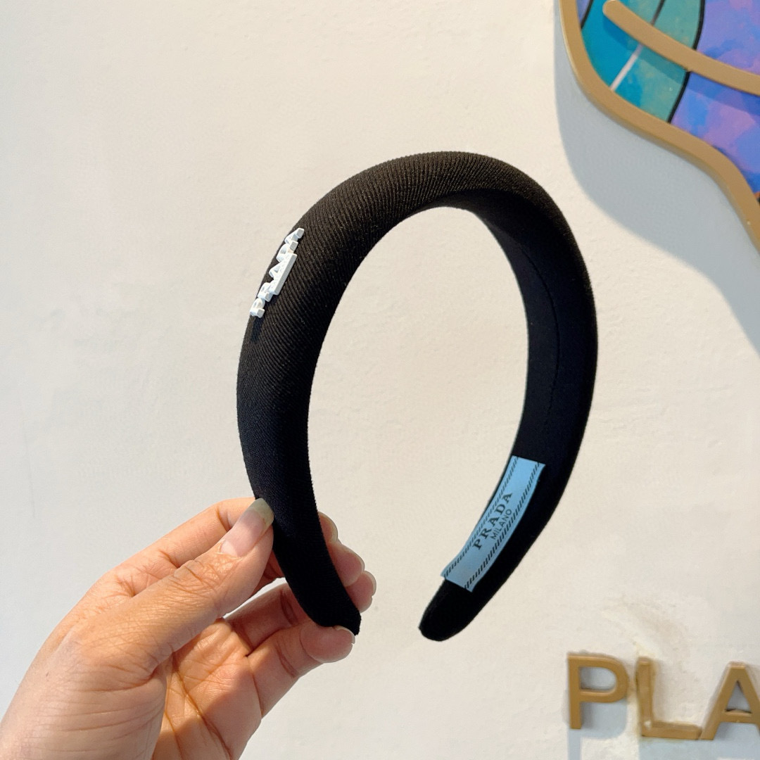 NO:301357,Packaging PRADA (Prada) new trendy letter headband headbands, a must-have item for temperament goddesses, very versatile, fashionable and trendy. How many hairpins, hairpins, prada, prada, hairpins19860909配包装 PRADA（普拉达）新款潮流字母发箍 头箍 气质女神必备单品,非常百搭,时尚潮流款.多少可选发夹,发夹,prada,prada,hairpins,accessory