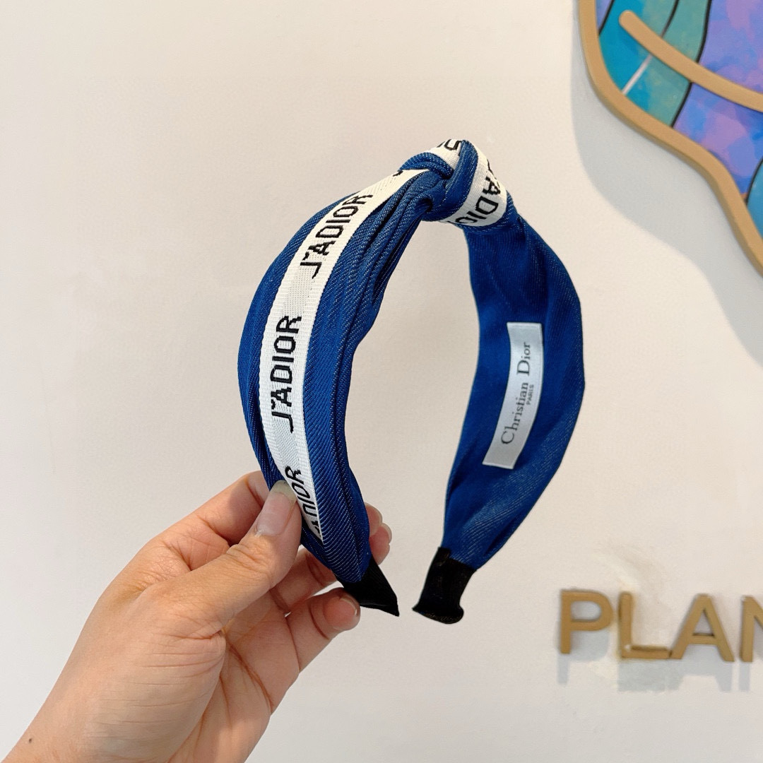 NO:301359,Packaging Dior Classic new knotted denim hairbands, original counter stock, let your charm bloom, fresh lady style makes fashion simpler. Hairpins, hairpins, dior, dior, hairpins19860909配包装 Dior（迪奥） 经典新款打结牛仔布发箍,专柜原单货,让你的魅力绽放 清新淑女范让时尚更简单.发夹,发夹,dior,dior,hairpins,accessory
