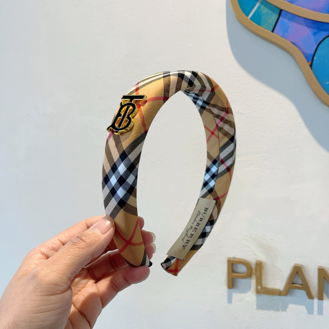 NO:301361,Packaging Burberry BURBERRY classic new autumn and winter headband, customer-supplied fabrics, all the details are taken!  Very pleasing and versatile, suitable for various occasions!  hairpins, hairpins, burberry, burberry, hairpins19860909配包装 巴宝莉BURBERRY 秋冬经典新款发箍,客供面料 细节全部实拍！非常耐看又百搭、适合各种场合搭配！发夹,发夹,burberry,burberry,hairpins,accessory